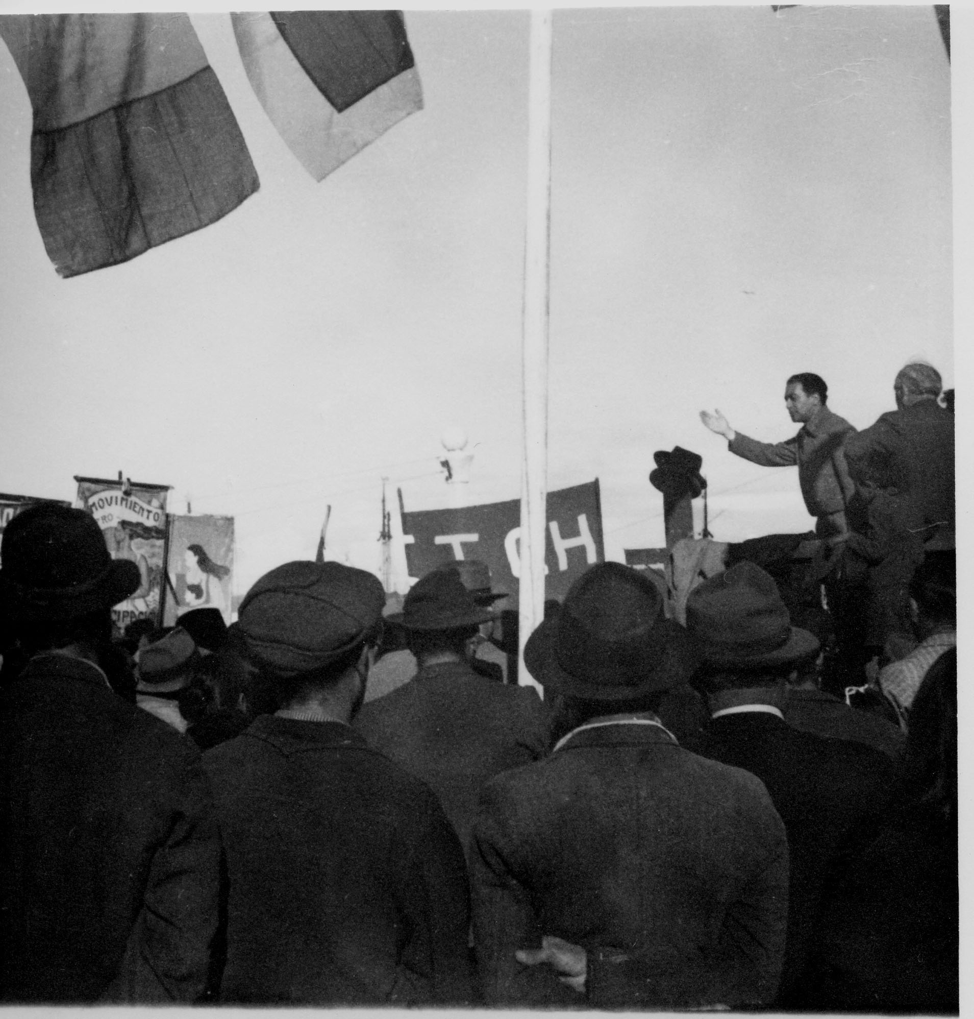 Foto en blanco y negro de un grupo de gente

Descripción generada automáticamente