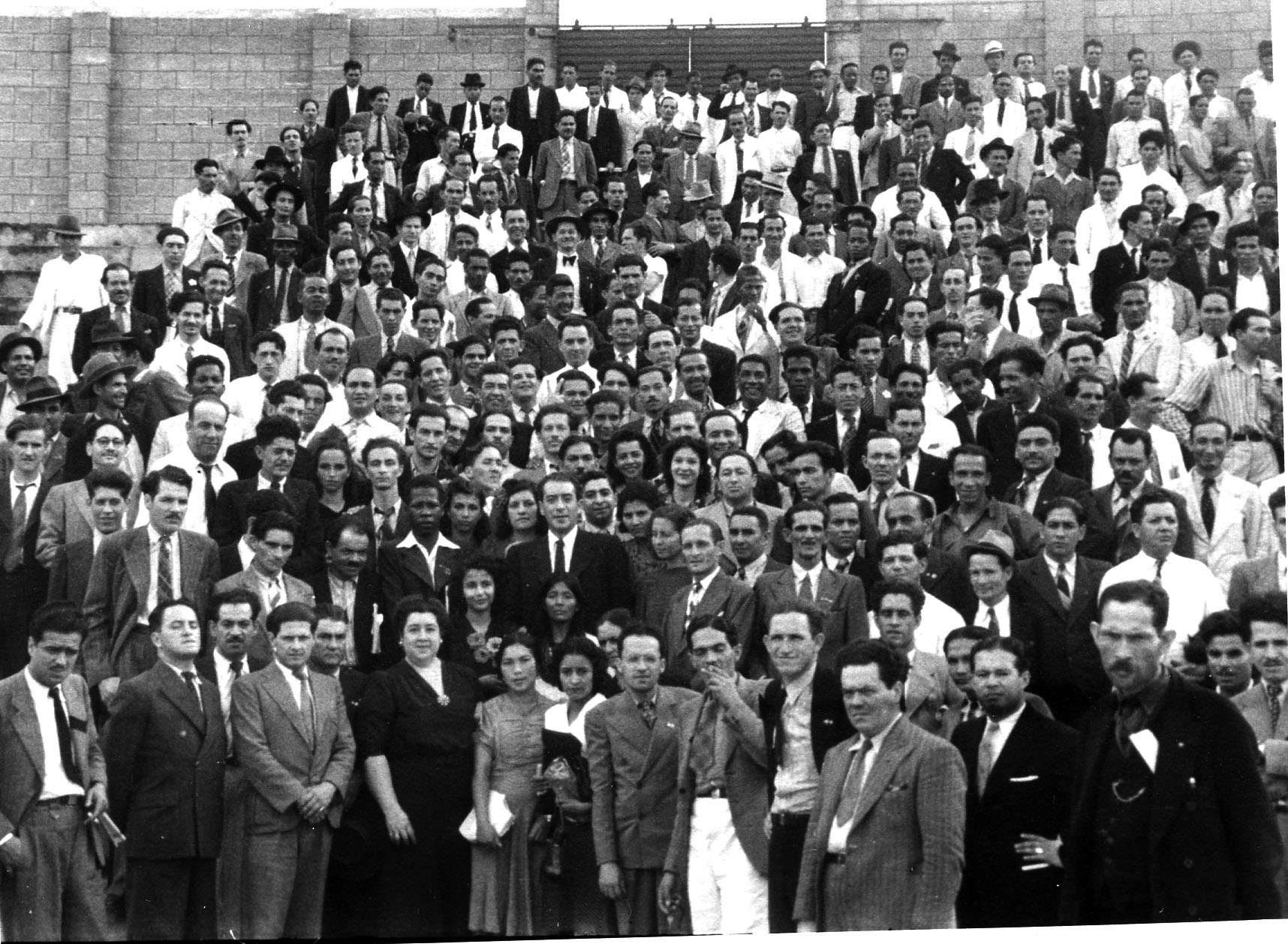 Foto en blanco y negro de una multitud de gente

Descripción generada automáticamente