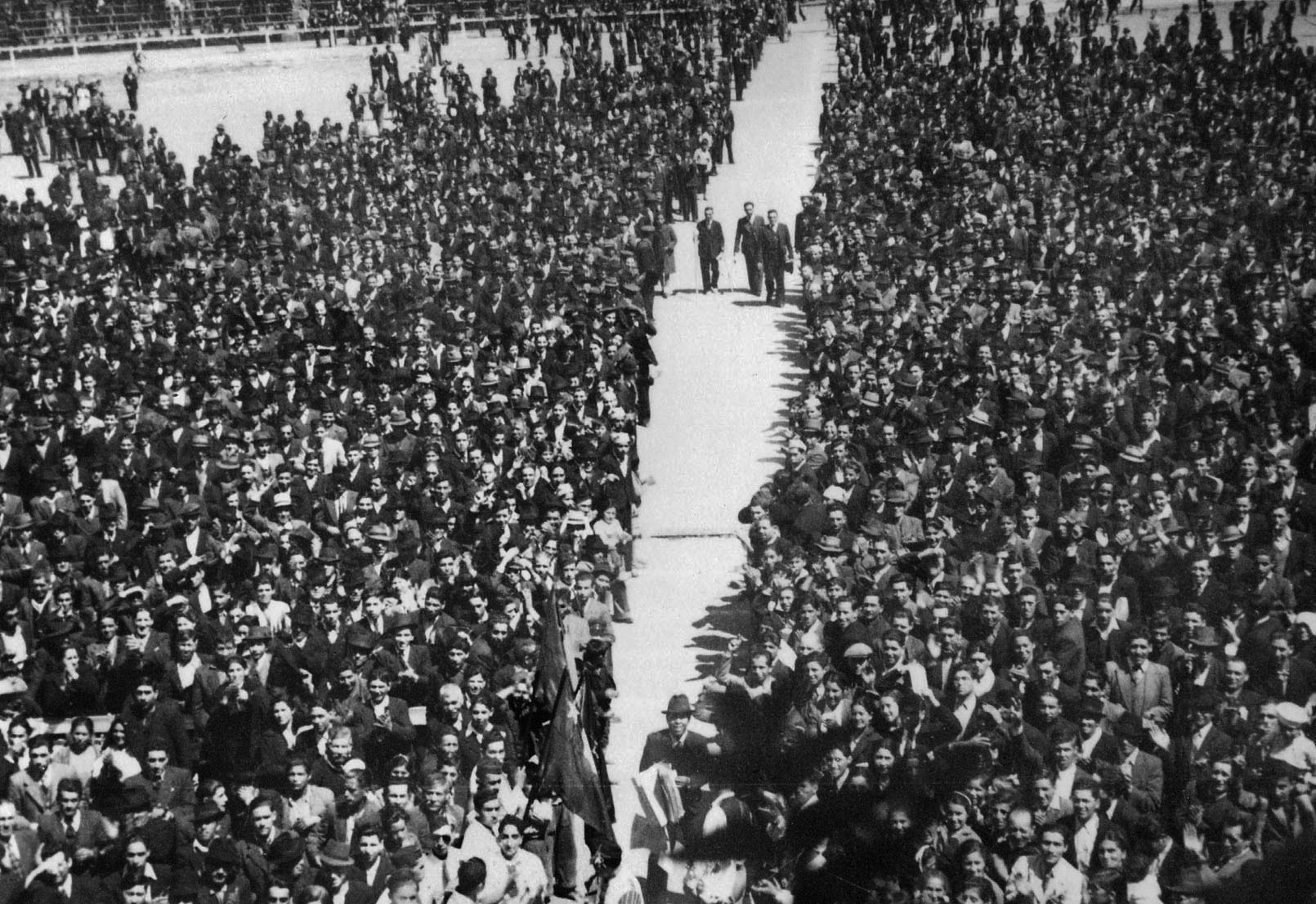 Foto en blanco y negro de una multitud de gente en un parque

Descripción generada automáticamente