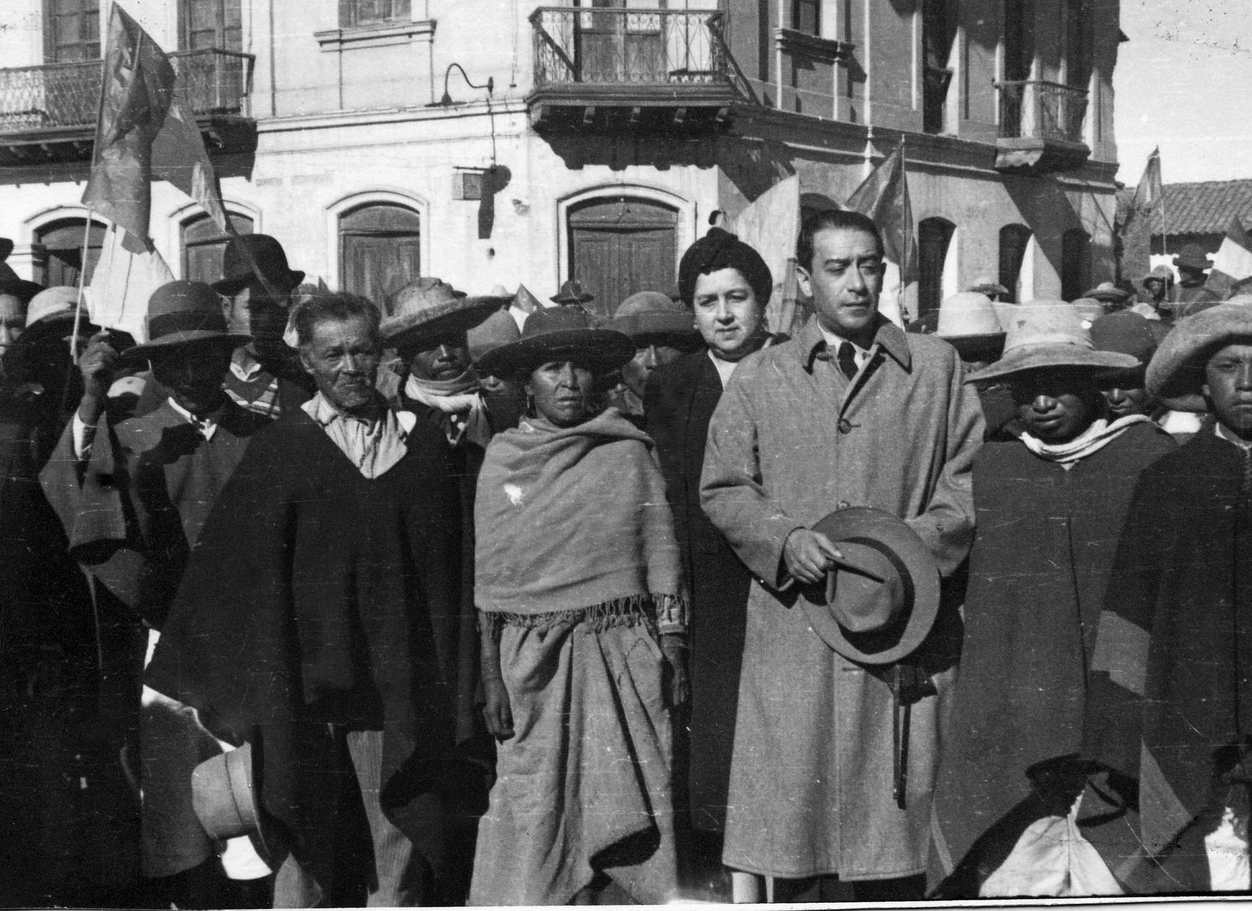 Foto en blanco y negro de un grupo de personas posando por un foto

Descripción generada automáticamente