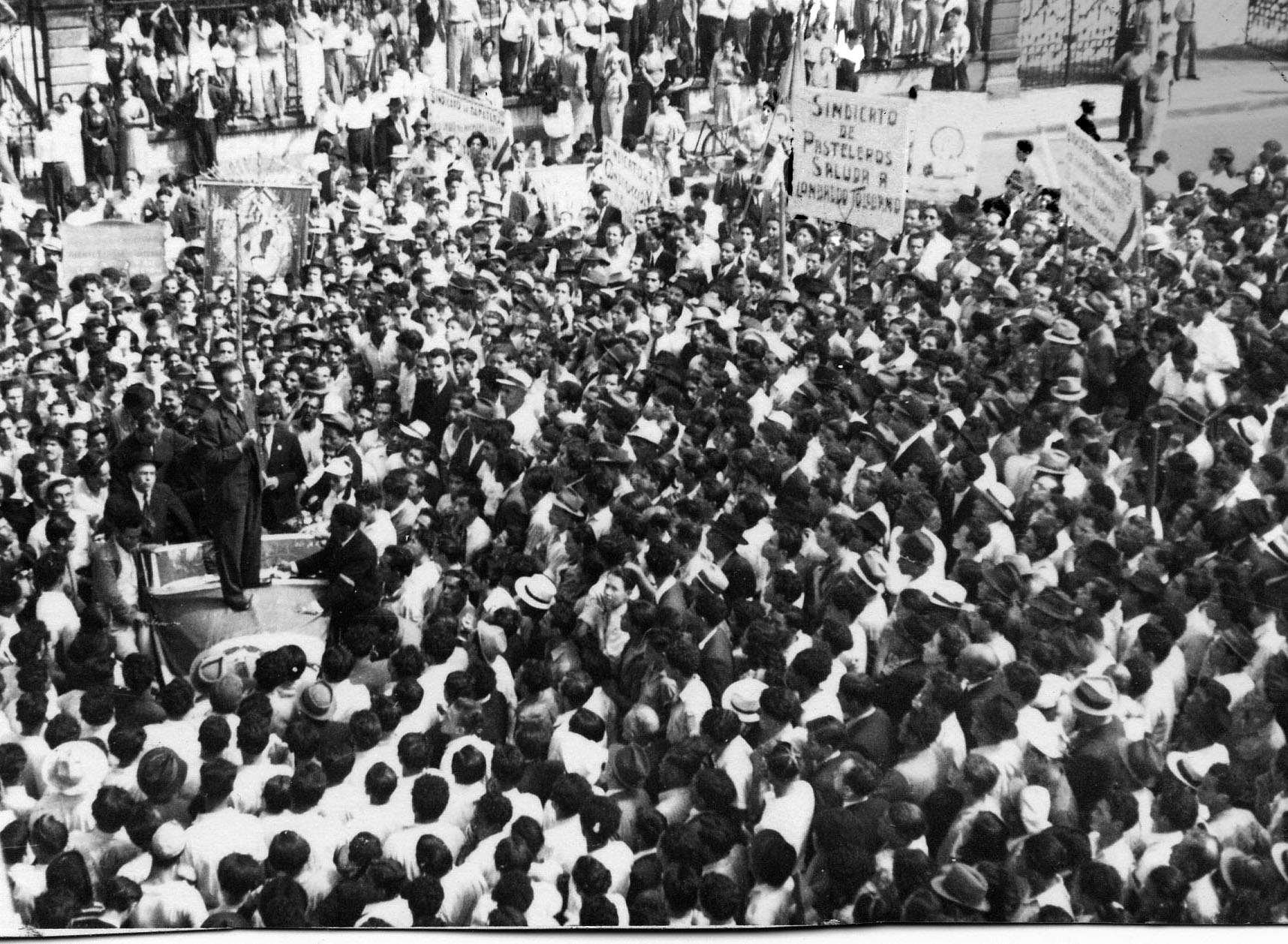 Foto en blanco y negro de una multitud de gente

Descripción generada automáticamente