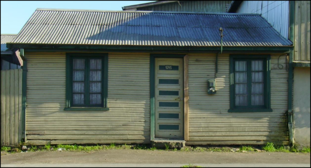 Casa en frente de un edificio

Descripción generada automáticamente con confianza media